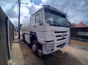CAMION CITERNE À CARBURANT