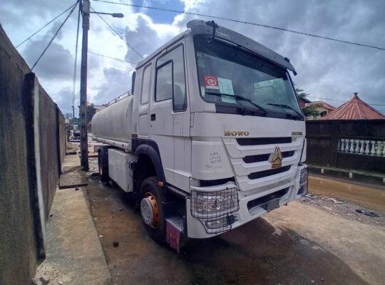 CAMION CITERNE À CARBURANT