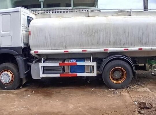 CAMION CITERNE À CARBURANT