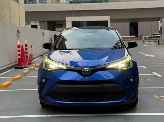 Toyota C-HR XLE Premium Hybrid – 2021