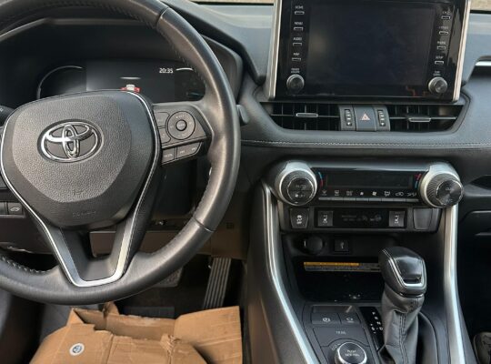 RAV4 HYBRIDE ANNÉE 2021 ESSENCE 4 CYLINDRE