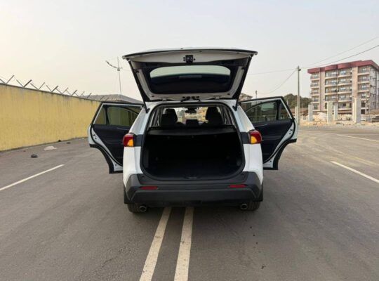 Toyota RAV4 2020 — essence (non hybride